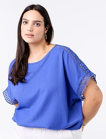 Camiseta lisa con bordado y macramé en las mangas