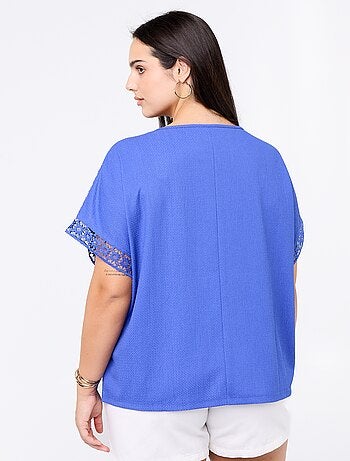 Camiseta lisa con bordado y macramé en las mangas