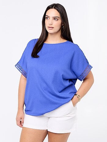 Camiseta lisa con bordado y macramé en las mangas