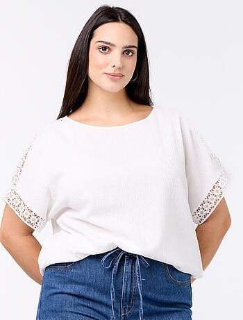 Camiseta lisa con bordado y macramé en las mangas