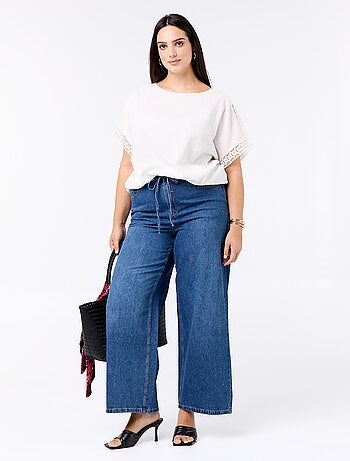 Camiseta lisa con bordado y macramé en las mangas