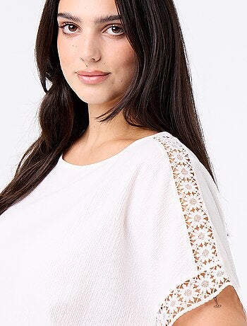 Camiseta lisa con bordado y macramé en las mangas