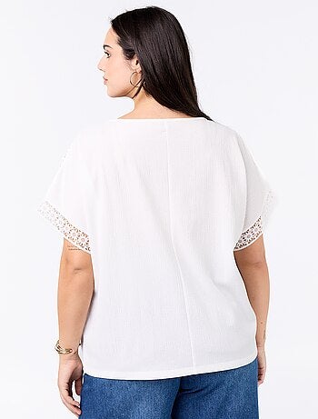 Camiseta lisa con bordado y macramé en las mangas
