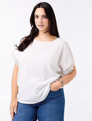 Camiseta lisa con bordado y macramé en las mangas