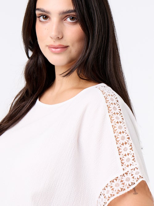 Camiseta lisa con bordado y macramé en las mangas - Kiabi