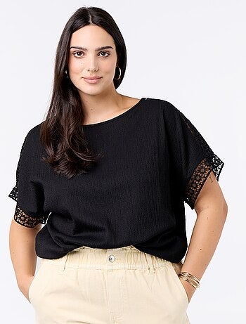 Camiseta lisa con bordado y macramé en las mangas
