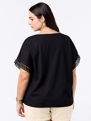 Camiseta lisa con bordado y macramé en las mangas