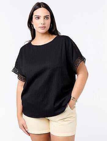 Camiseta lisa con bordado y macramé en las mangas