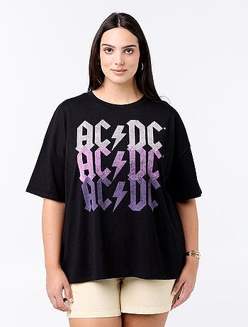 Camiseta lisa con bordado y macramé en las mangas