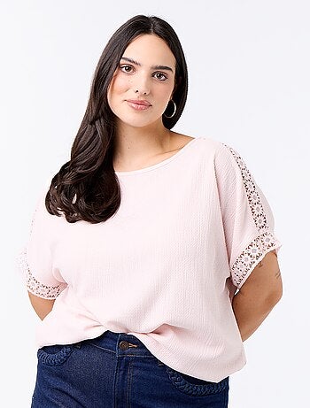 Camiseta lisa con bordado y macramé en las mangas