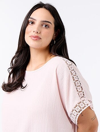 Camiseta lisa con bordado y macramé en las mangas
