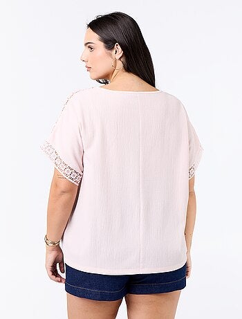 Camiseta lisa con bordado y macramé en las mangas