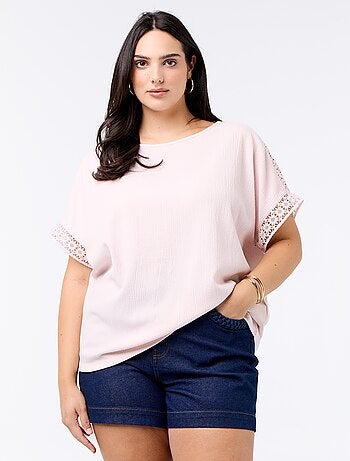 Camiseta lisa con bordado y macramé en las mangas