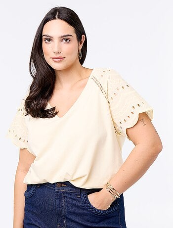 Camiseta lisa con bordados en las mangas