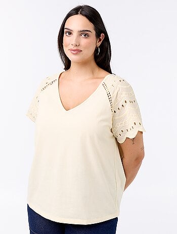 Camiseta lisa con bordados en las mangas