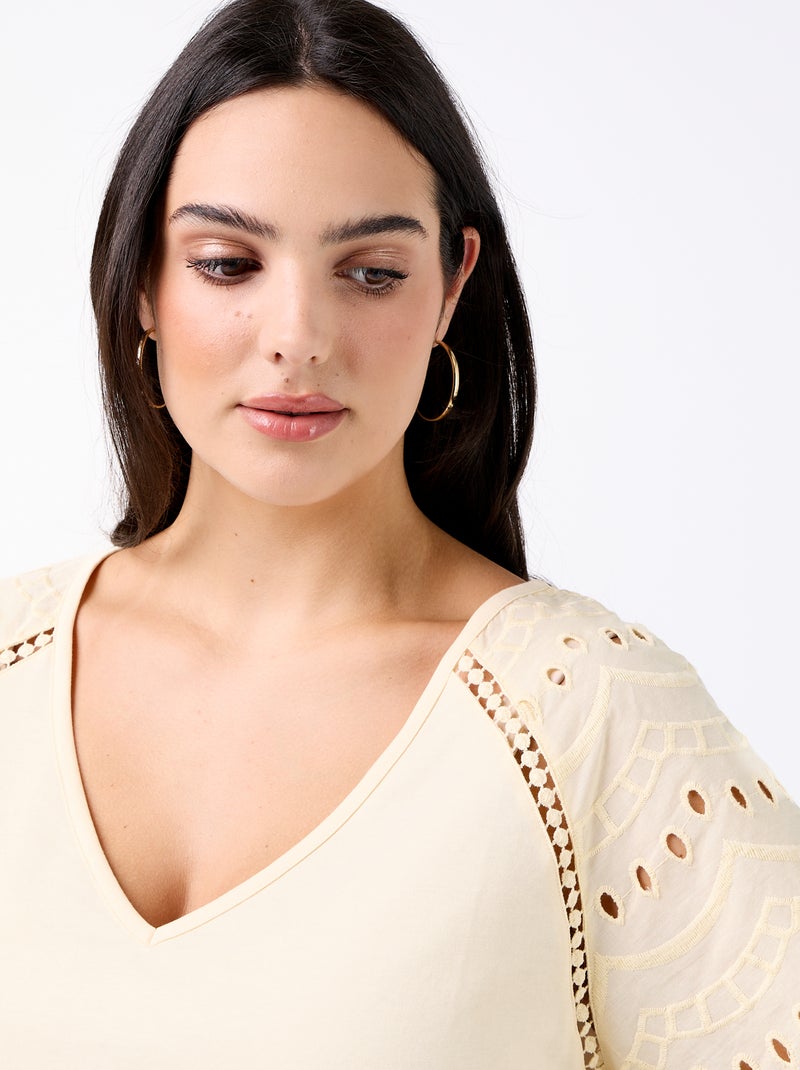 Camiseta lisa con bordados en las mangas Beige - Kiabi