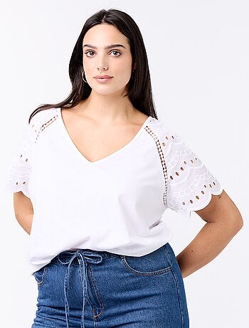 Camiseta lisa con bordados en las mangas