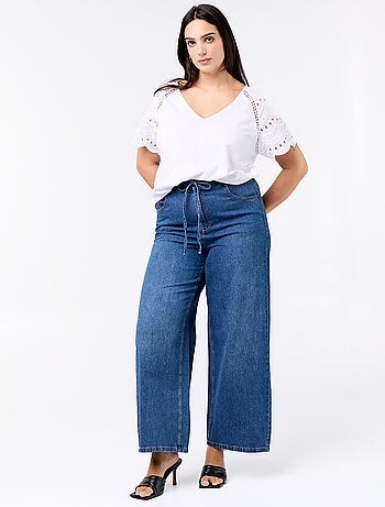 Camiseta lisa con bordados en las mangas