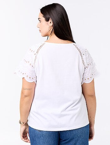 Camiseta lisa con bordados en las mangas