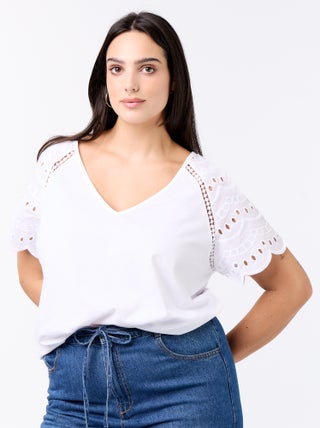 Camiseta lisa con bordados en las mangas