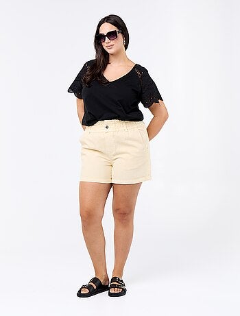 Camiseta lisa con bordados en las mangas