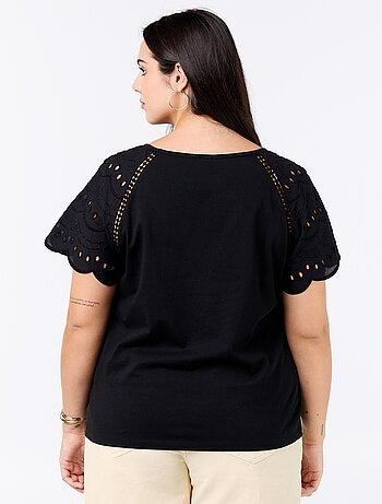Camiseta lisa con bordados en las mangas
