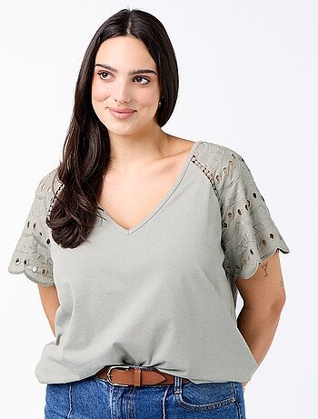Camiseta lisa con bordados en las mangas