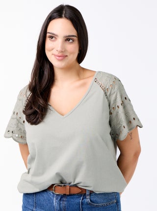 Camiseta lisa con bordados en las mangas
