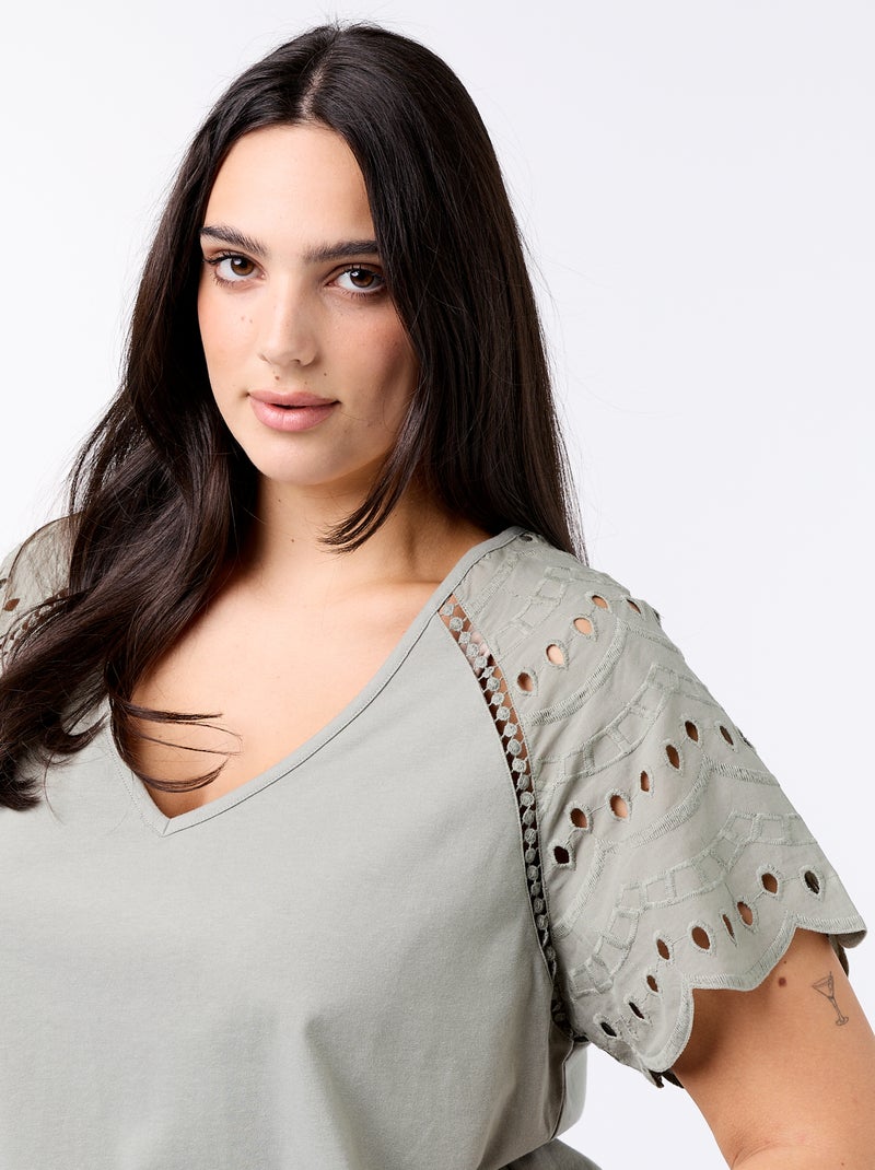 Camiseta lisa con bordados en las mangas Verde - Kiabi