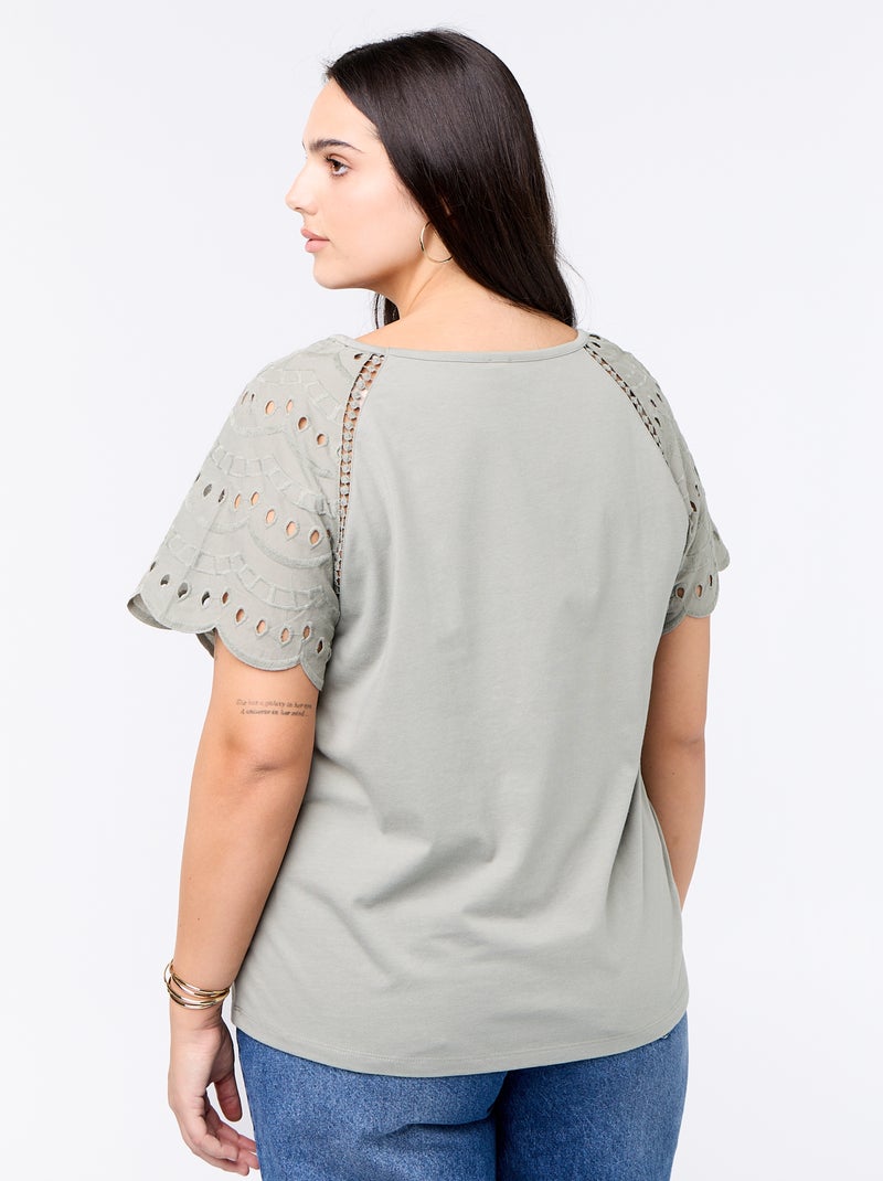 Camiseta lisa con bordados en las mangas Verde - Kiabi