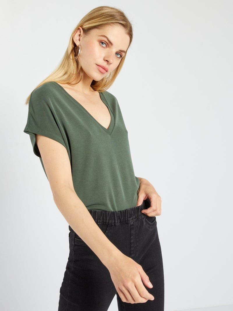 Camiseta lisa con cuello de pico VERDE - Kiabi