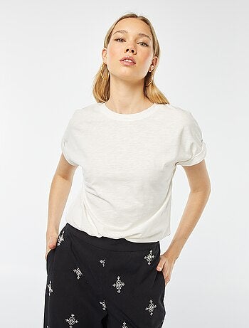 Camiseta lisa con cuello redondo y manga corta con vuelta