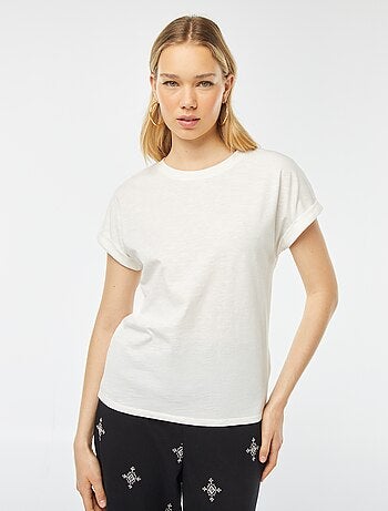 Camiseta lisa con cuello redondo y manga corta con vuelta