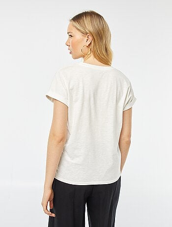 Camiseta lisa con cuello redondo y manga corta con vuelta