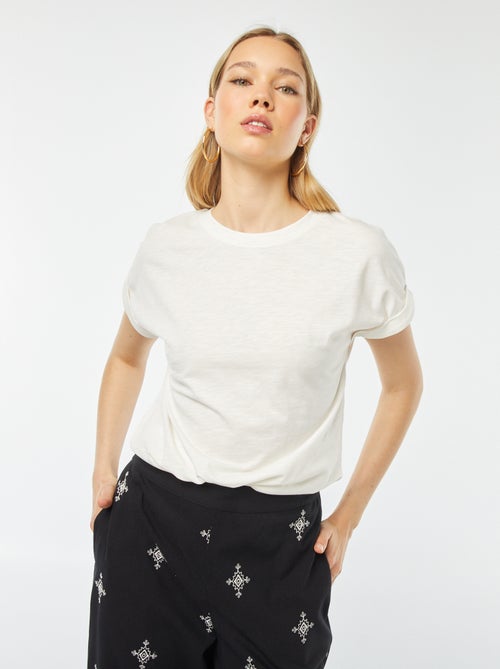 Camiseta lisa con cuello redondo y manga corta con vuelta - Kiabi