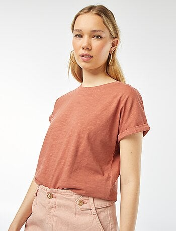 Camiseta lisa con cuello redondo y manga corta con vuelta