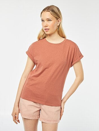 Camiseta lisa con cuello redondo y manga corta con vuelta
