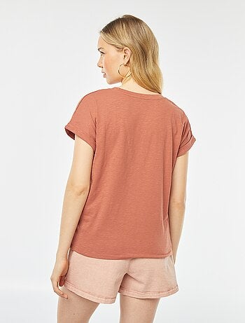 Camiseta lisa con cuello redondo y manga corta con vuelta