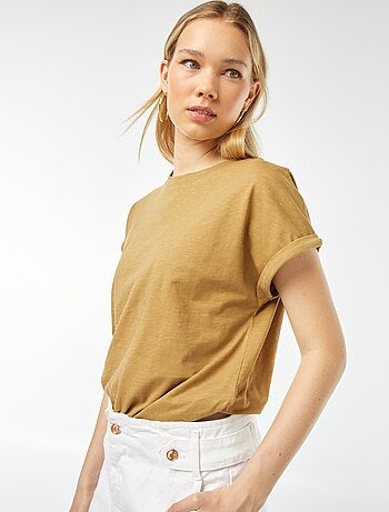 Camiseta lisa con cuello redondo y manga corta con vuelta