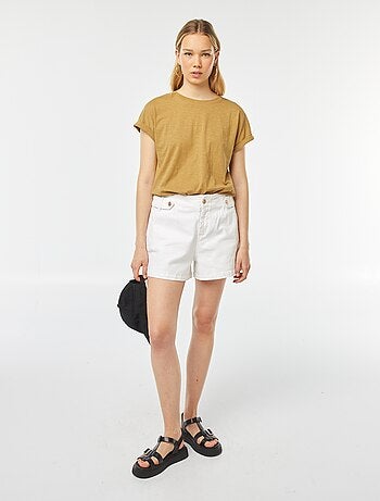 Camiseta lisa con cuello redondo y manga corta con vuelta