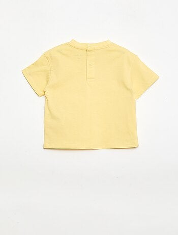 Camiseta lisa con flores de fantasía en el cuello