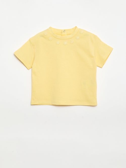 Camiseta lisa con flores de fantasía en el cuello - Kiabi