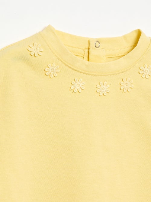Camiseta lisa con flores de fantasía en el cuello - Kiabi