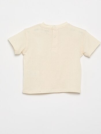 Camiseta lisa con flores de fantasía en el cuello