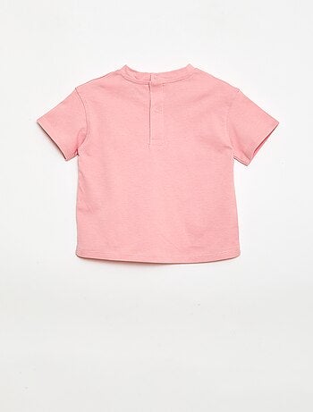 Camiseta lisa con flores de fantasía en el cuello