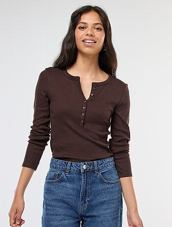 Camiseta lisa de canalé con cuello tunecino