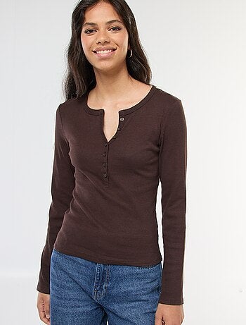 Camiseta lisa de canalé con cuello tunecino