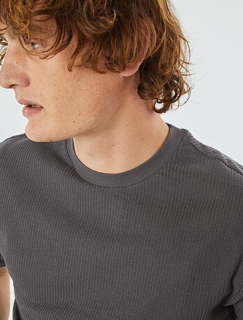 Camiseta lisa de manga corta con textura