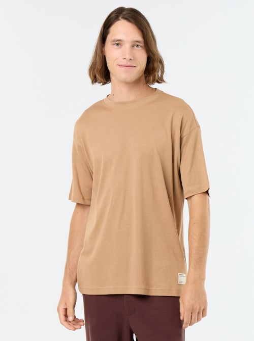 Camiseta lisa de manga corta y cuello redondo - Kiabi Camiseta lisa de manga corta y cuello redondo - Kiabi