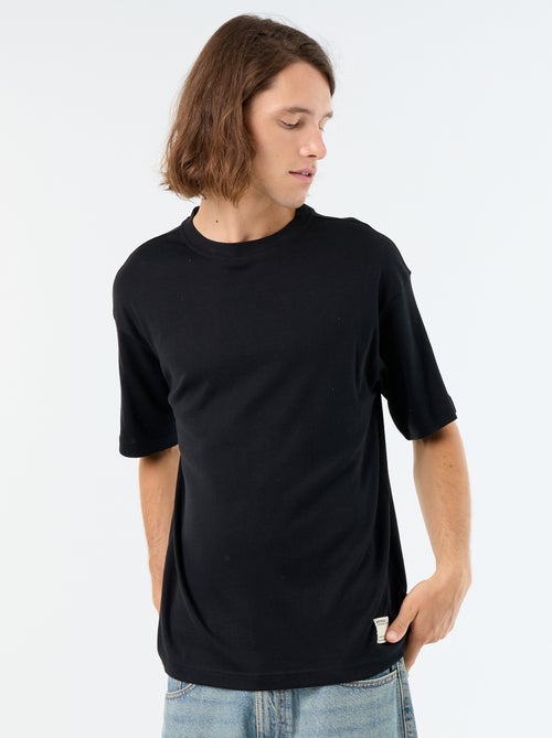 Camiseta lisa de manga corta y cuello redondo - Kiabi Camiseta lisa de manga corta y cuello redondo - Kiabi